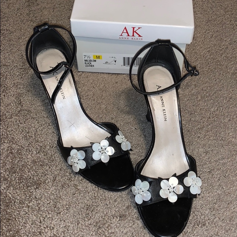 Ann Klein Black with White Flower wedges